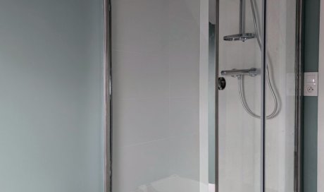 Rénovation d'un espace douche & installation d'un sanibroyeur à Nantes